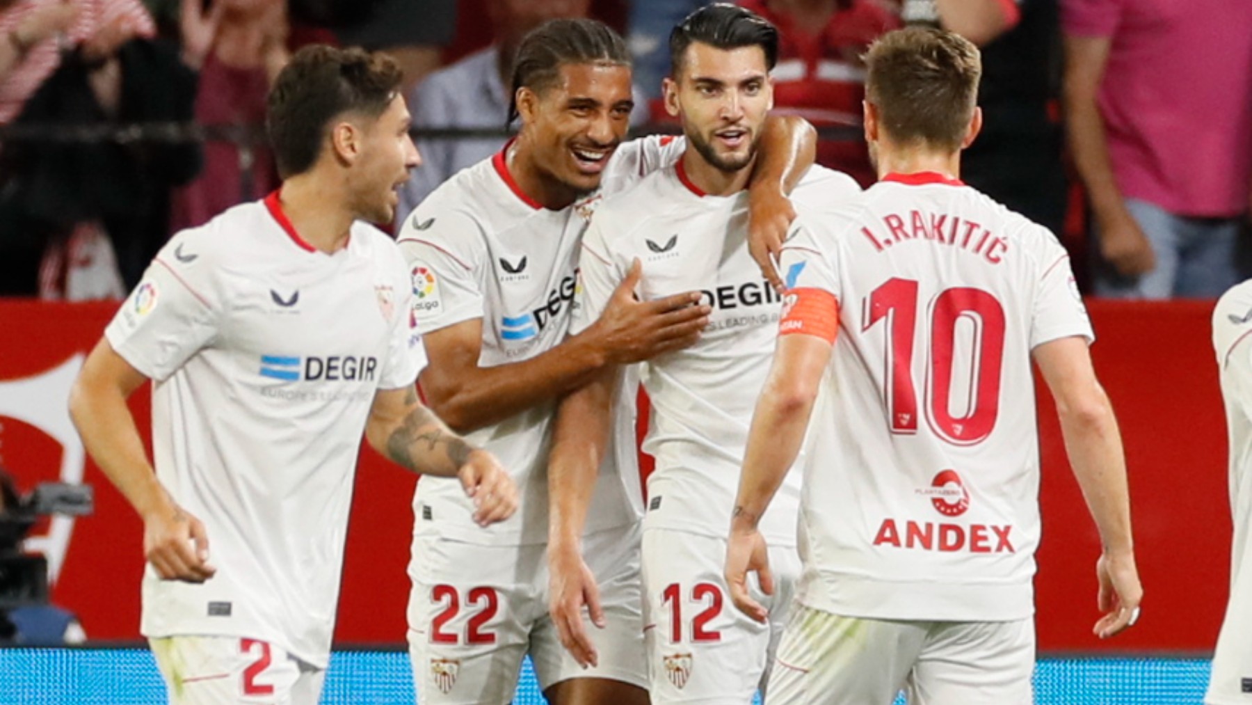 Los jugadores del Sevilla celebran un gol ante el Villarreal (EFE)