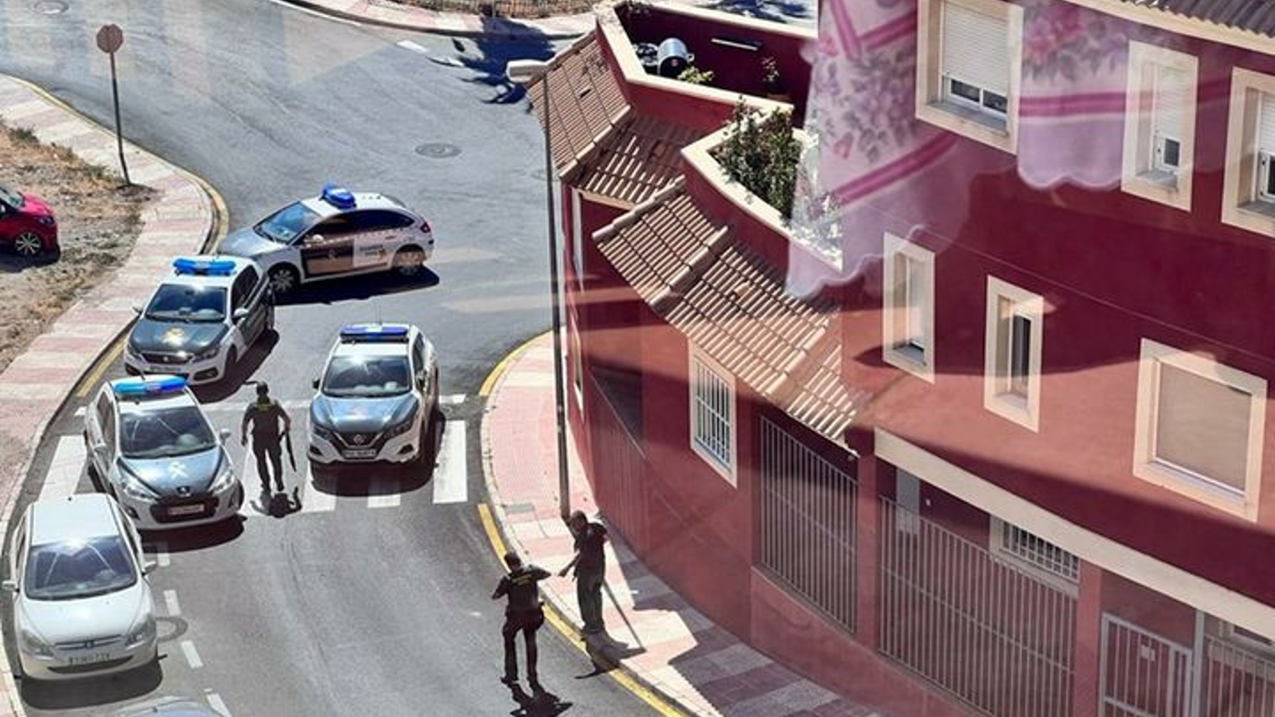 Despliegue policial en la urbanización Las Colinas de Aguadulce (Asociación de vecinos Colinas Aguadulce).