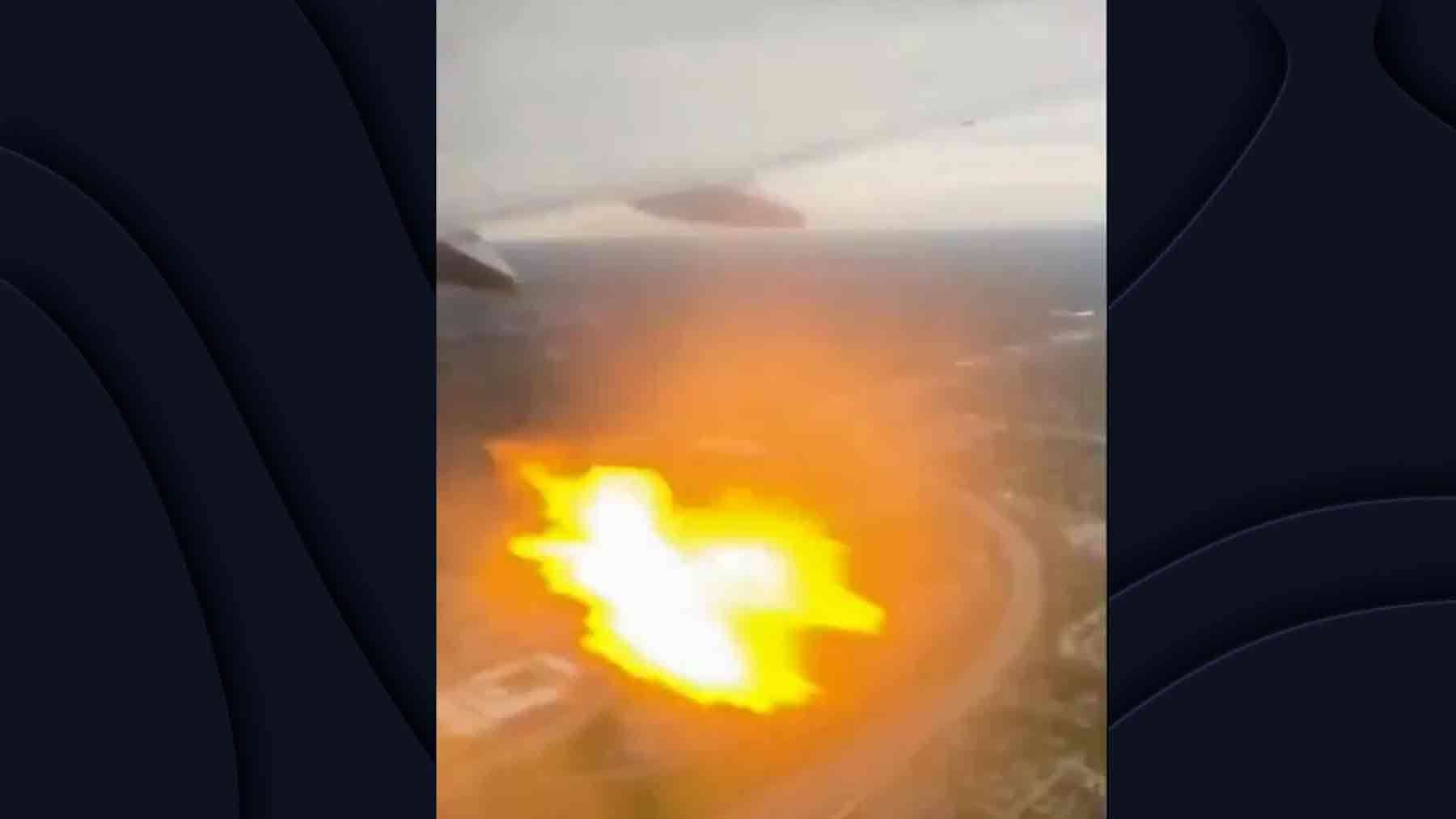 El motor incendiado de un avión tras chocar con un pájaro.