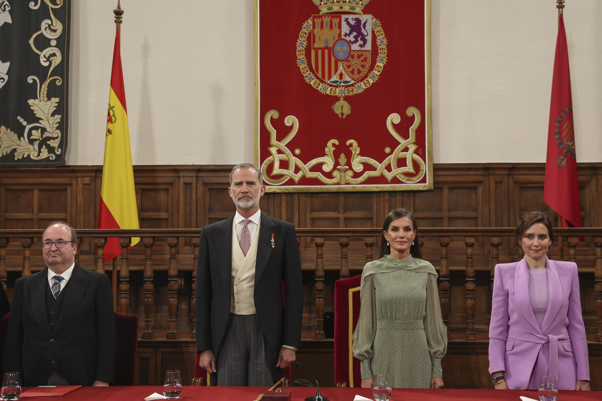 Iceta, en representación de Sánchez, junto a los Reyes y la presidenta Isabel Díaz Ayuso en la entrega del Premio Cervantes. Foto: EFE
