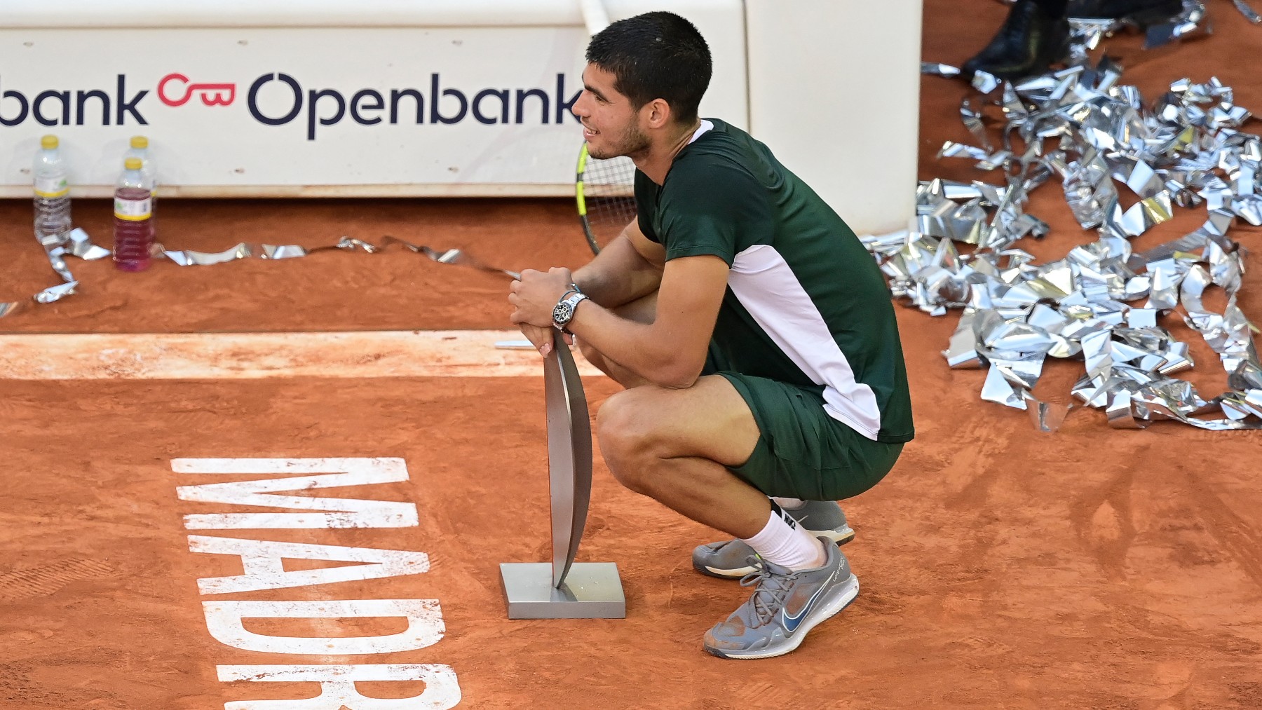 Carlos Alcaraz, con el título de campeón en el Mutua Madrid Open 2022. (AFP)