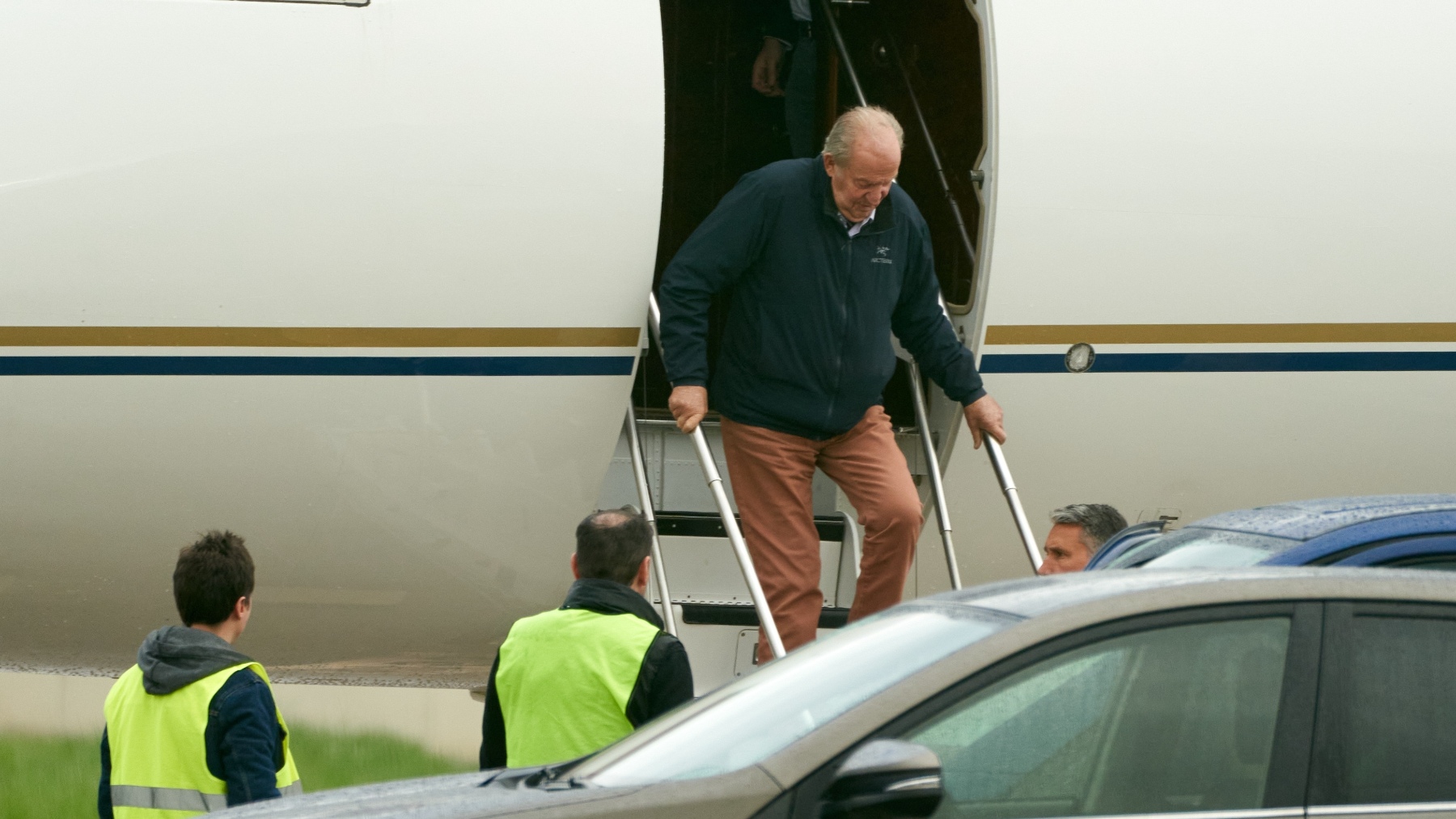 El rey emérito, a su llegada al aeropuerto vitoriano de Foronda – (Foto: Europa Press – Pablo González).