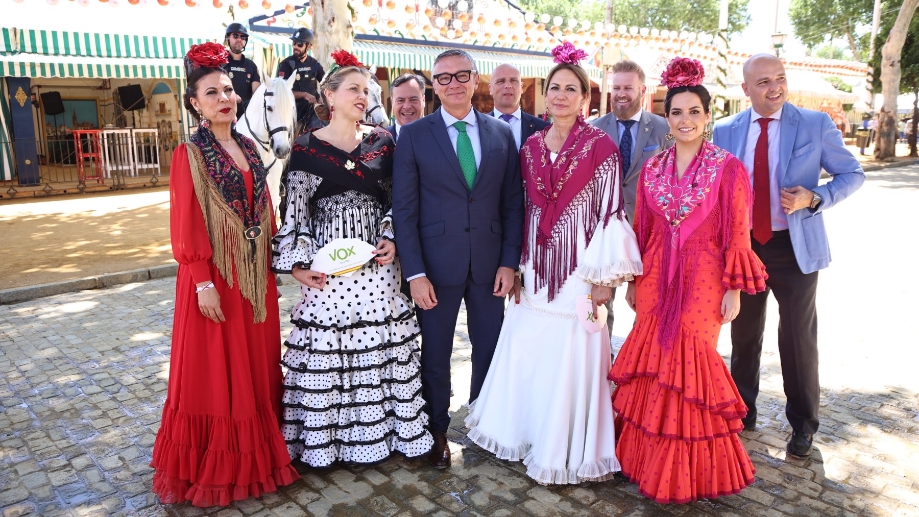 Foto de familia de Vox en la Feria de Abril de Sevilla (EUROPA PRESS).