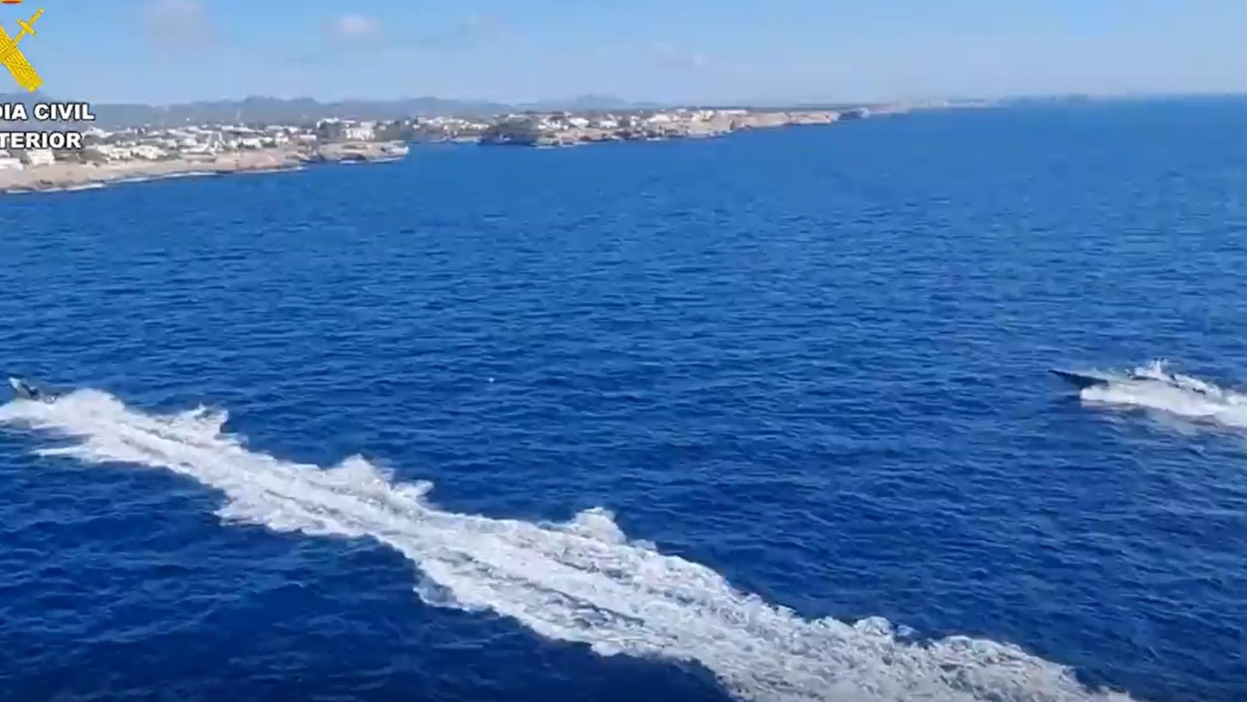 Una lancha de la Guardia Civil persiguiendo a la narcolancha, en Mallorca.