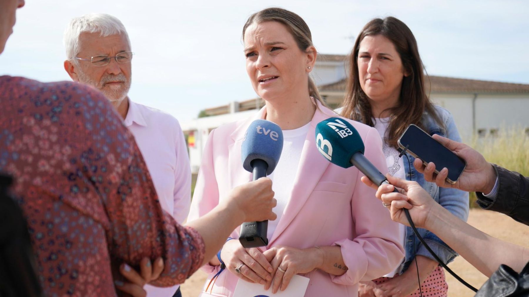 Marga Prohens con Francisca Porquer en Campos.