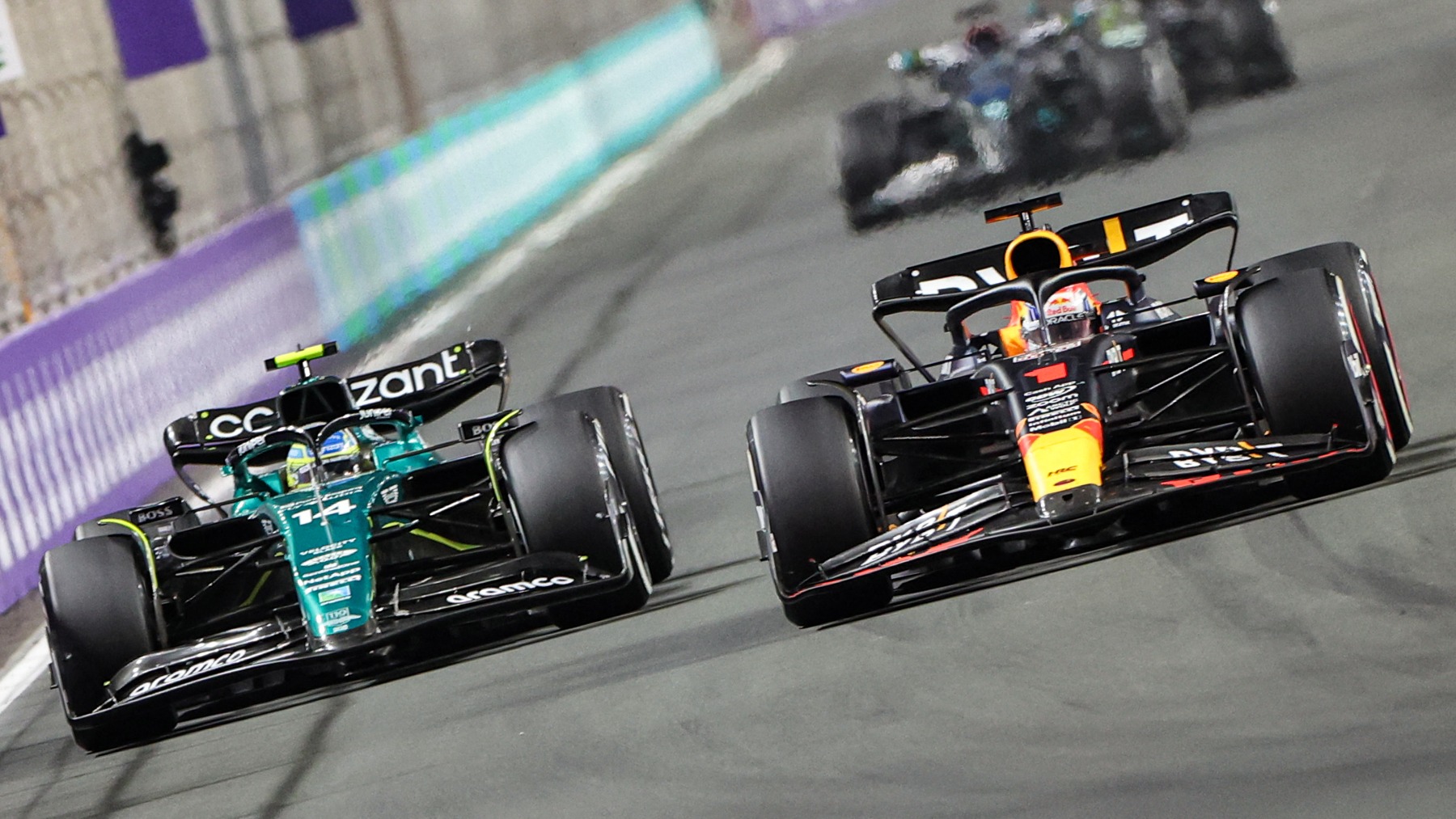 Alonso y Verstappen peleando sobre el asfalto. (AFP)