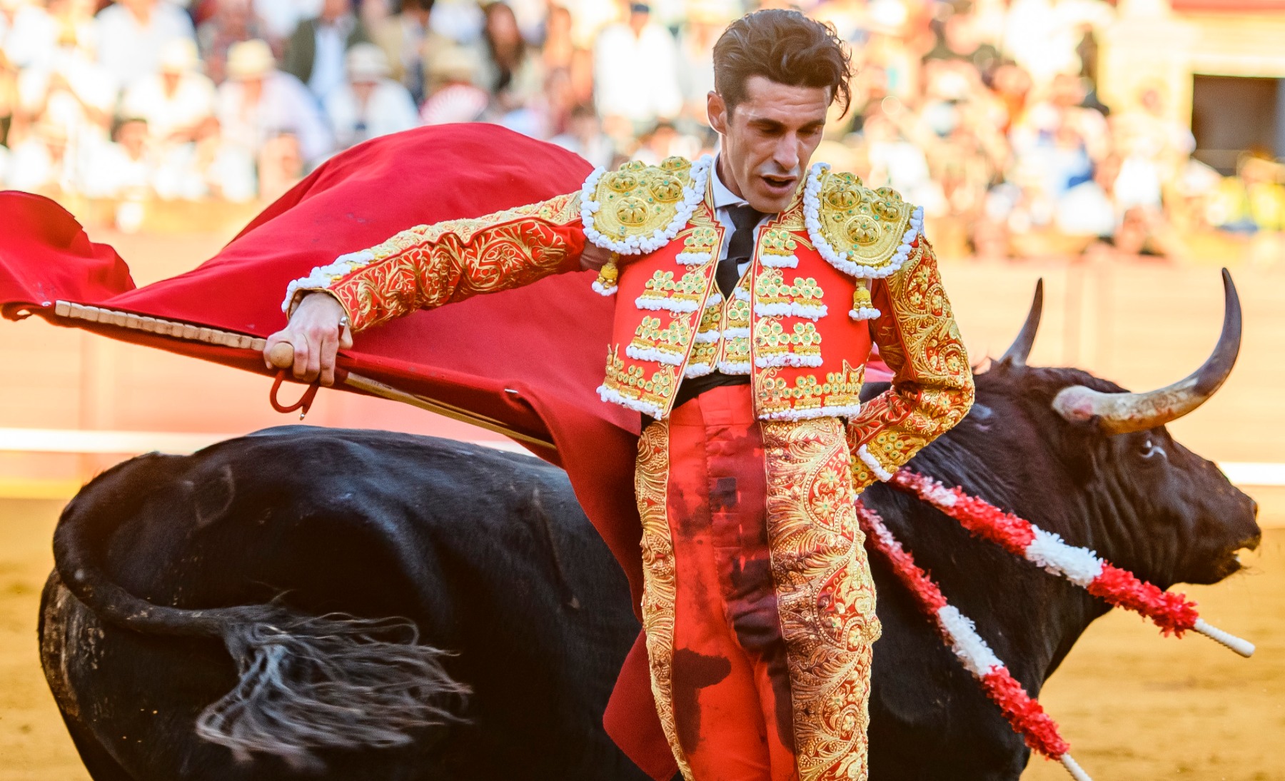 El diestro Alejandro Talavante en la lidia a su segundo toro.