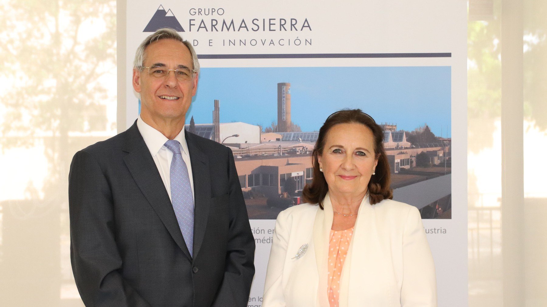 Dr. Tomás Olleros, presidente del grupo Farmasierra y la Dra. Ana Ortiz, gerente del área de Salud de Farmasierra.