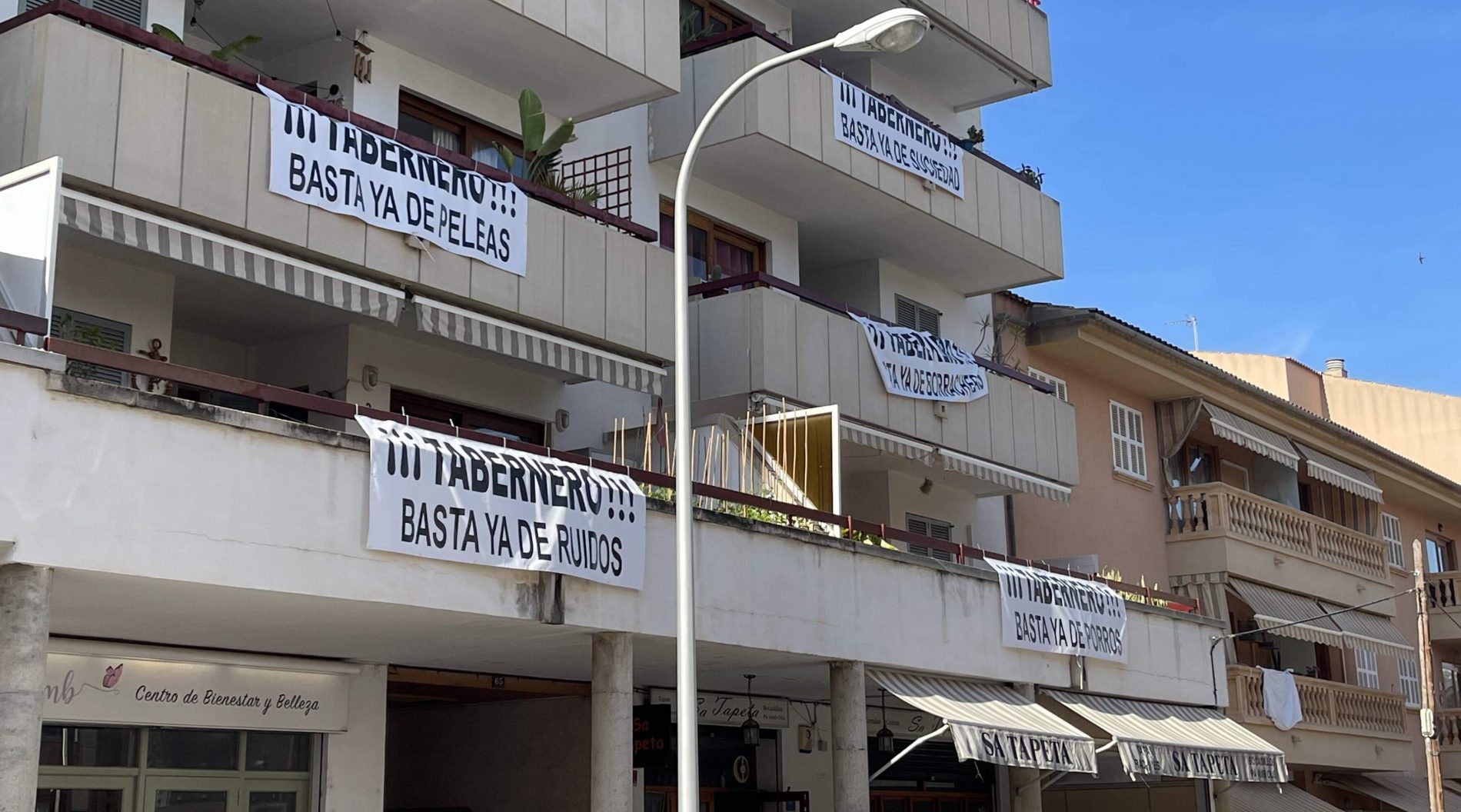 Los vecinos han colgado carteles en sus balcones.