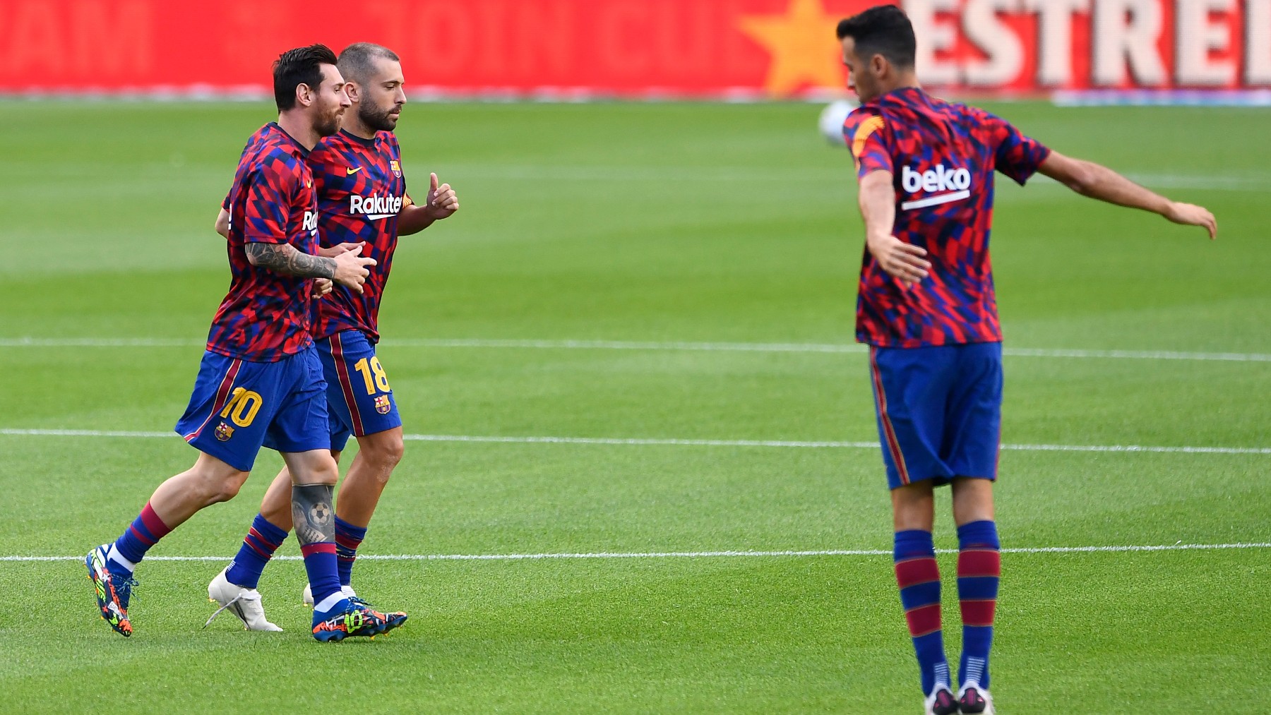 Messi junto a Busquets, Alba y Busquets. (AFP)