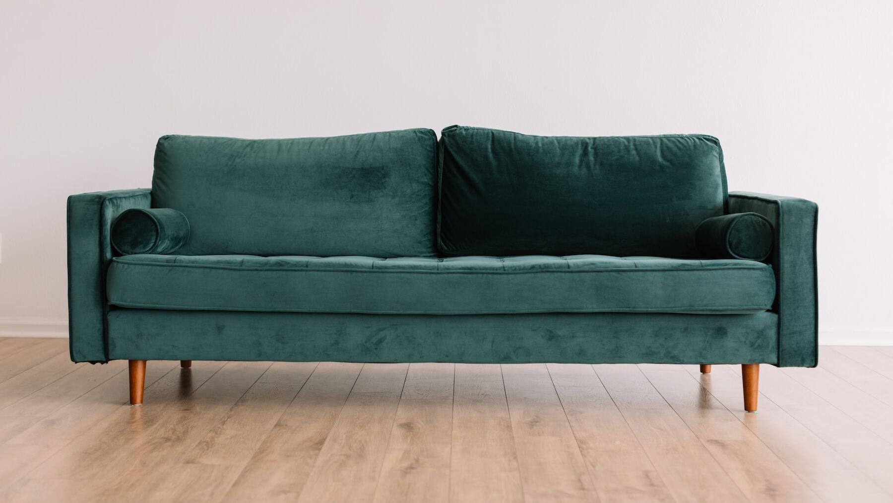 Cómo limpiar la tapicería del sofá: trucos efectivos