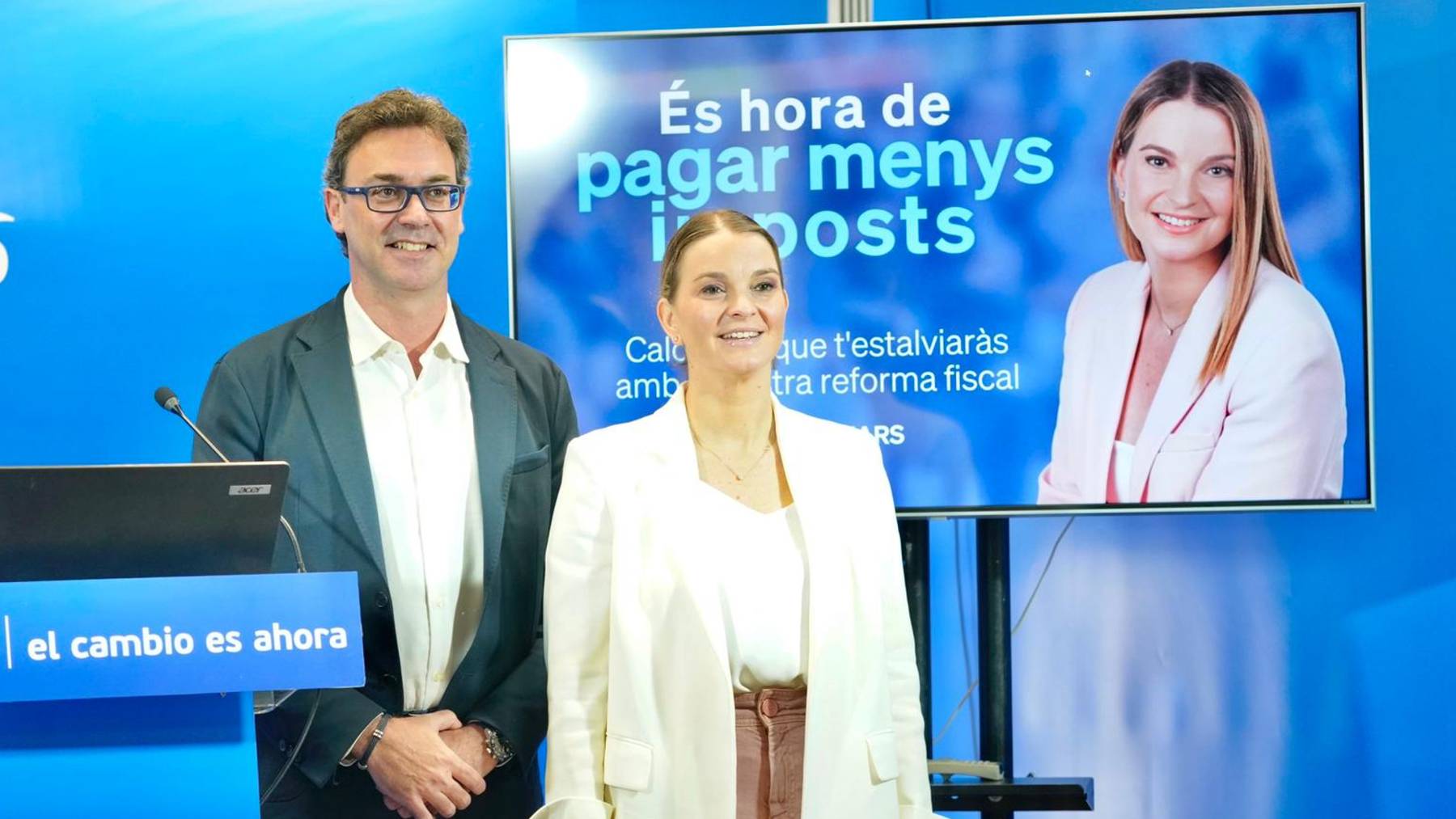 Marga Prohens presenta la calculadora de impuestos junto a Toni Costa.