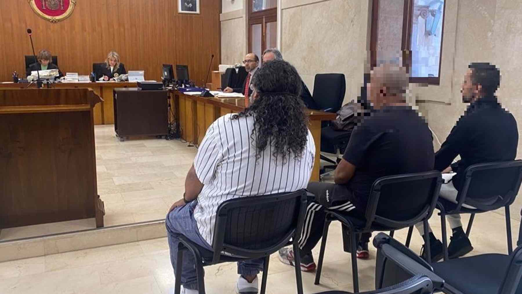Los tres hombres acusados de dar una paliza y acuchillar a un hombre hasta casi matarlo. EUROPA PRESS