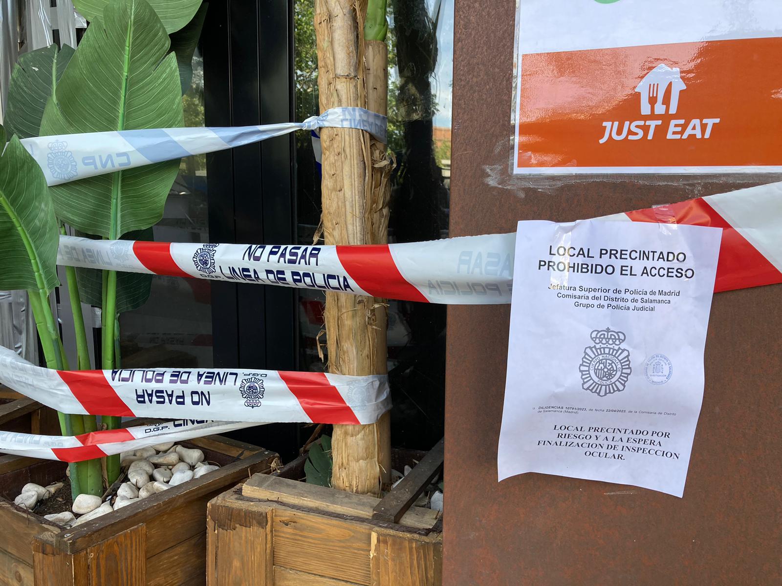Acceso precintado al restaurante madrileño Burro Canaglia, escenario de la tragedia