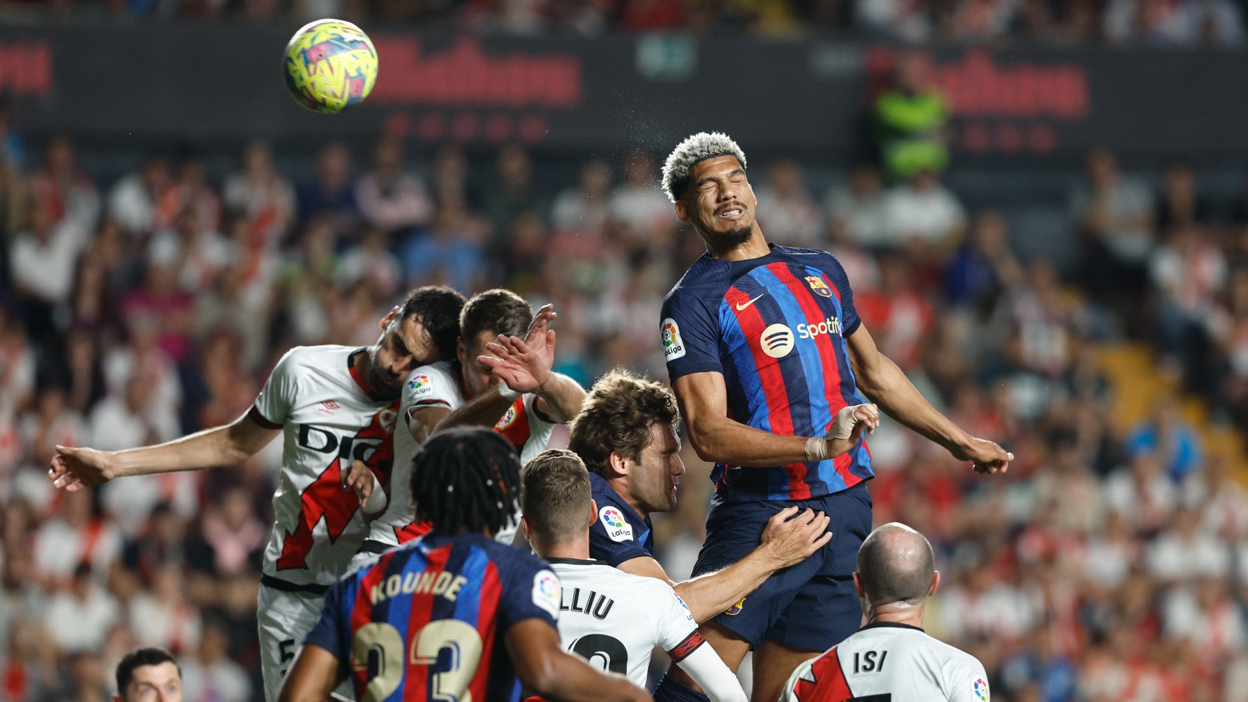 Ronald Araujo salta a por un balón durante el Rayo Vallecano – Barcelona. (EFE)