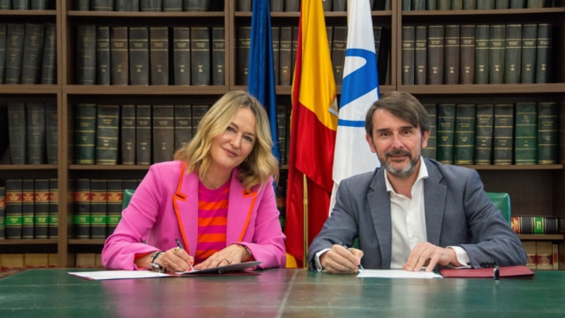 Firma del convenio de los premios de AstraZeneca.