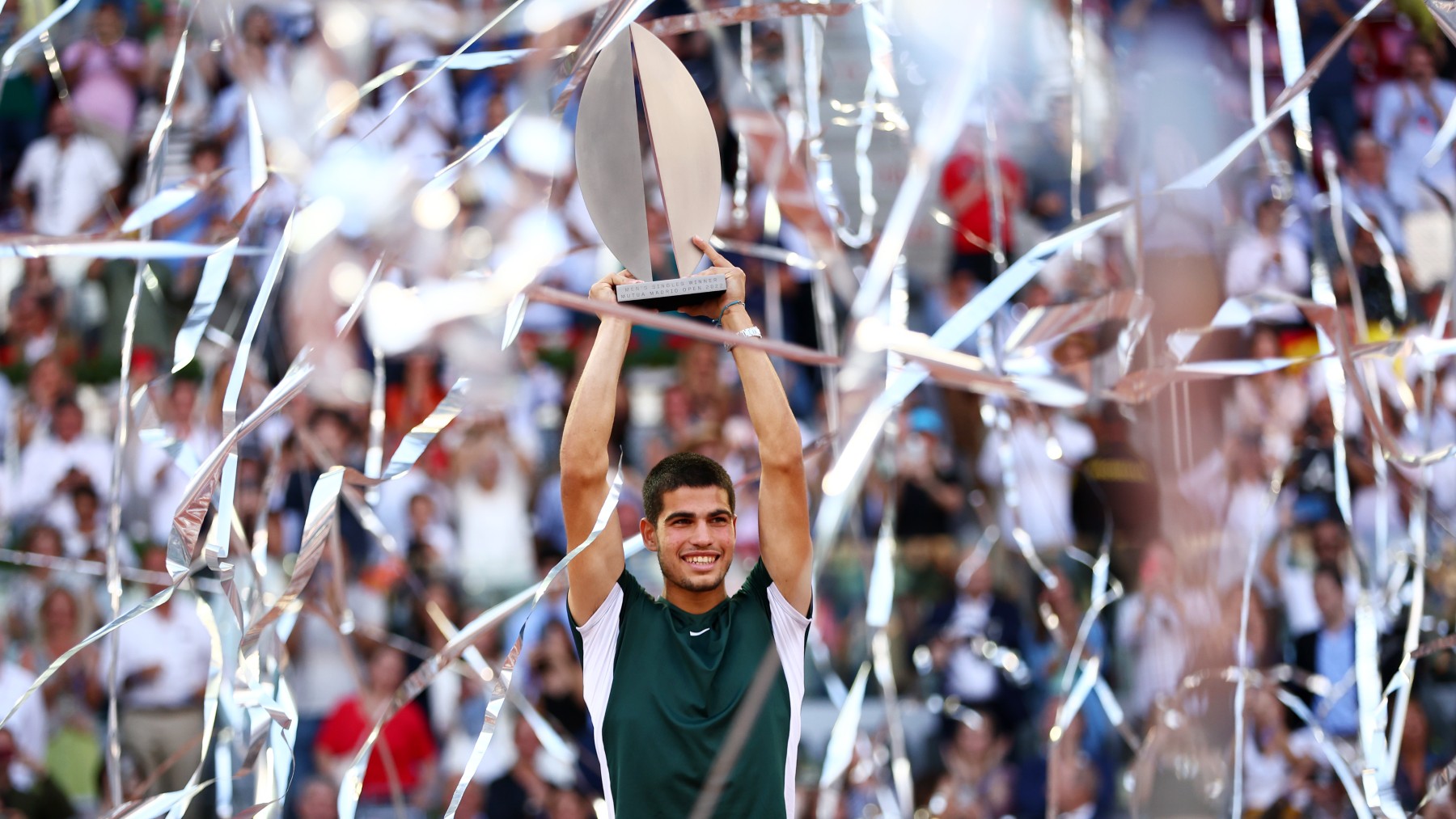 Carlos Alcaraz, con el trofeo de campeón del Mutua Madrid Open 2022. (Getty)