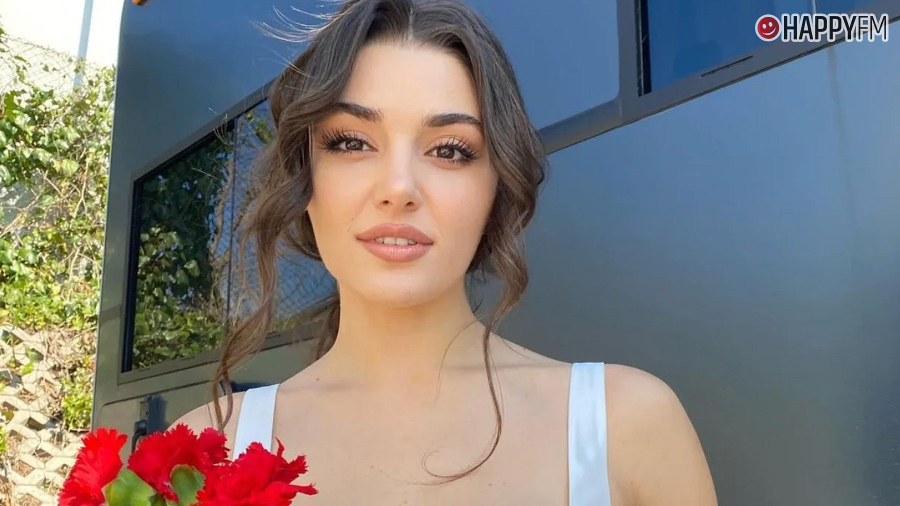 Hande Erçel.