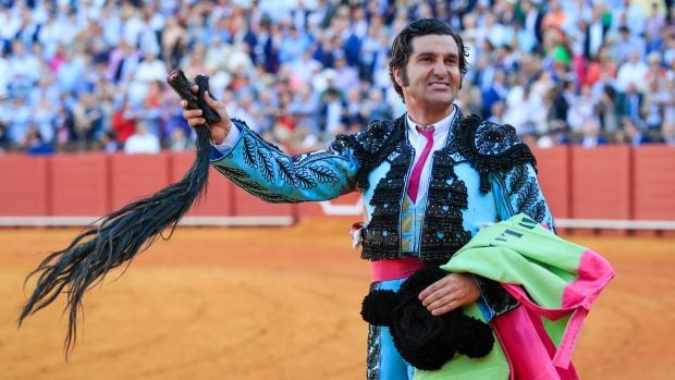 Morante de la Puebla corta el primer rabo en 50 años en la Maestranza. (EFE)