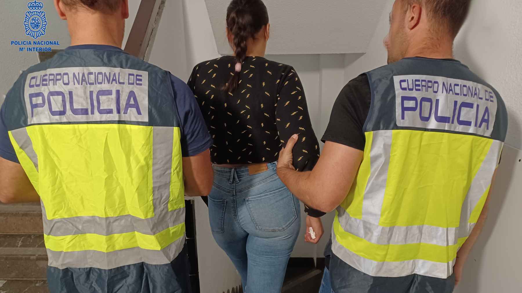 Dos agentes de la Policía Nacional en Palma llevan a una mujer detenida. POLICÍA NACIONAL