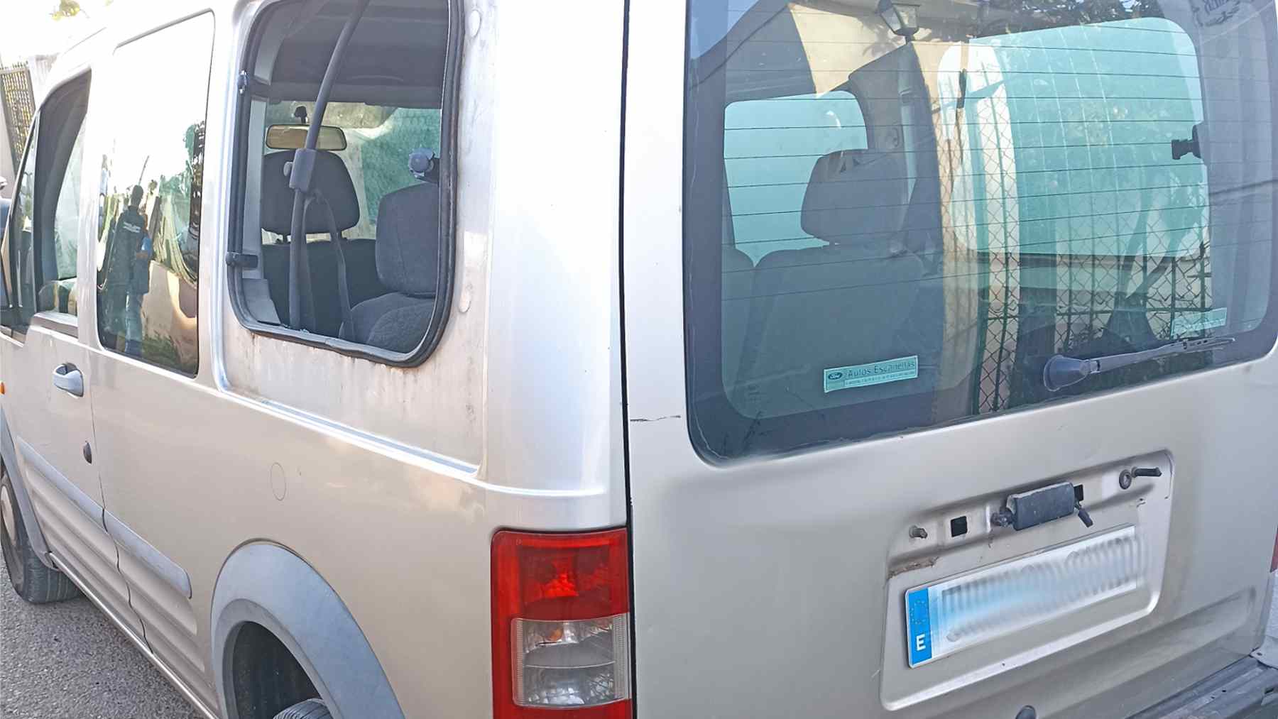 Vehículo dañado por el detenido. POLICÍA NACIONAL