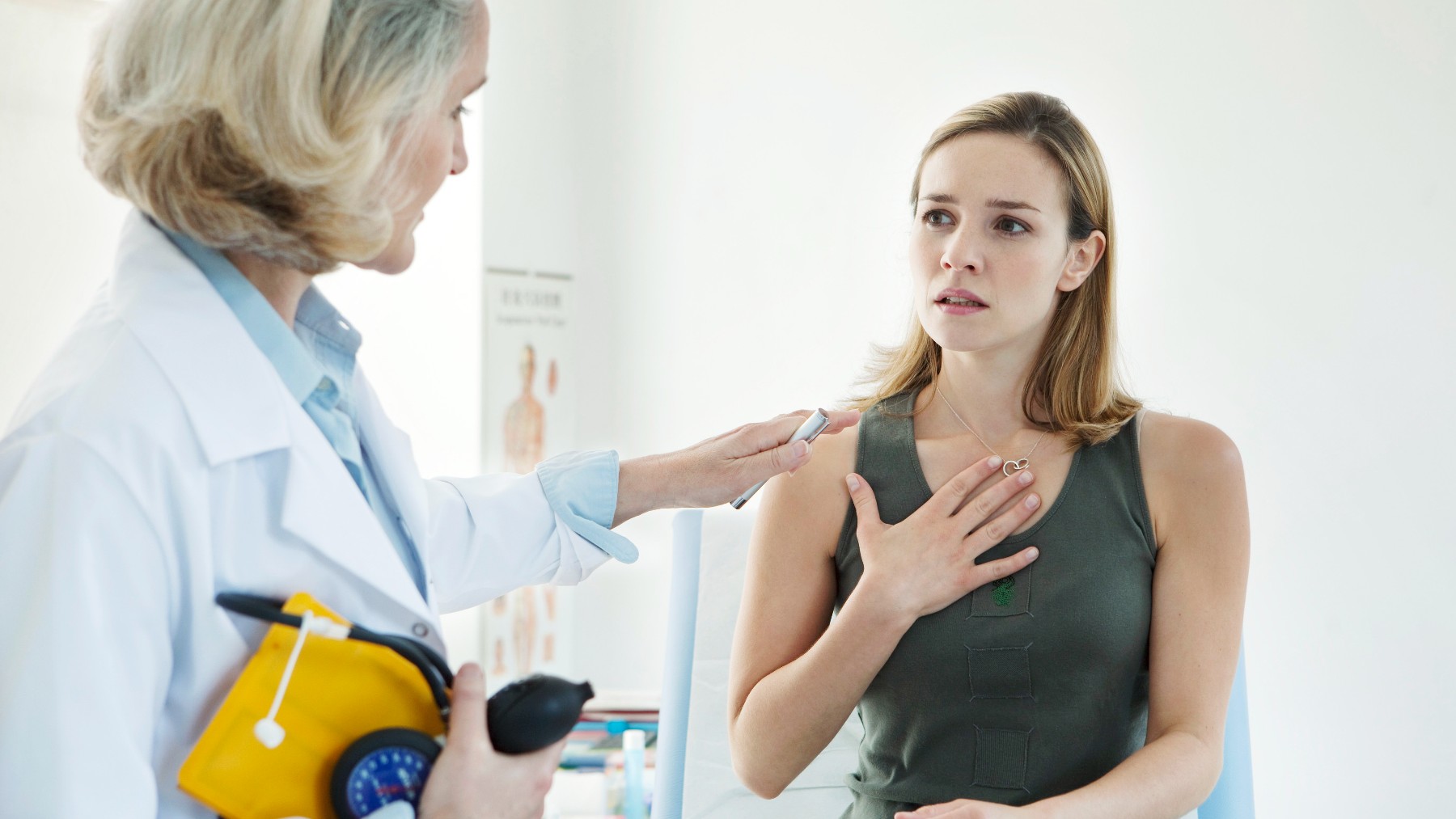 Una médica conversa con una paciente asmática.