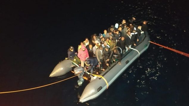 Desembarcan decenas de inmigrantes ilegales en Cádiz, Almería y Granada, todos varones de origen magrebí