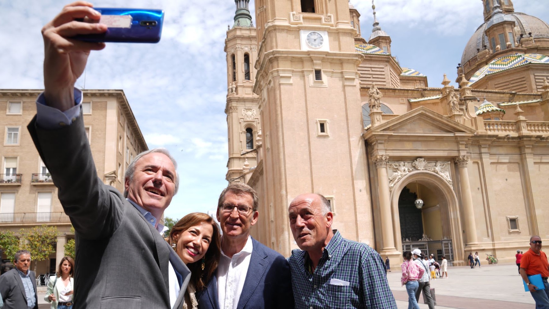 Feijóo con Azcón y Natalia Chueca en Zaragoza. (Foto: David Mudarra)