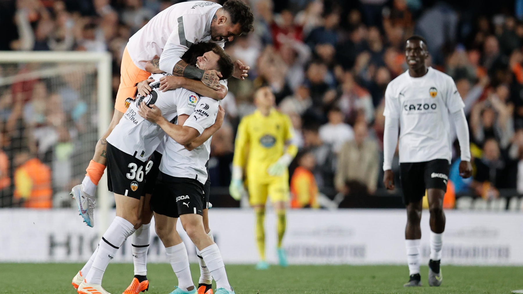 Jugadores del Valencia celebrando el triunfo ante el Valladolid. (EFE)