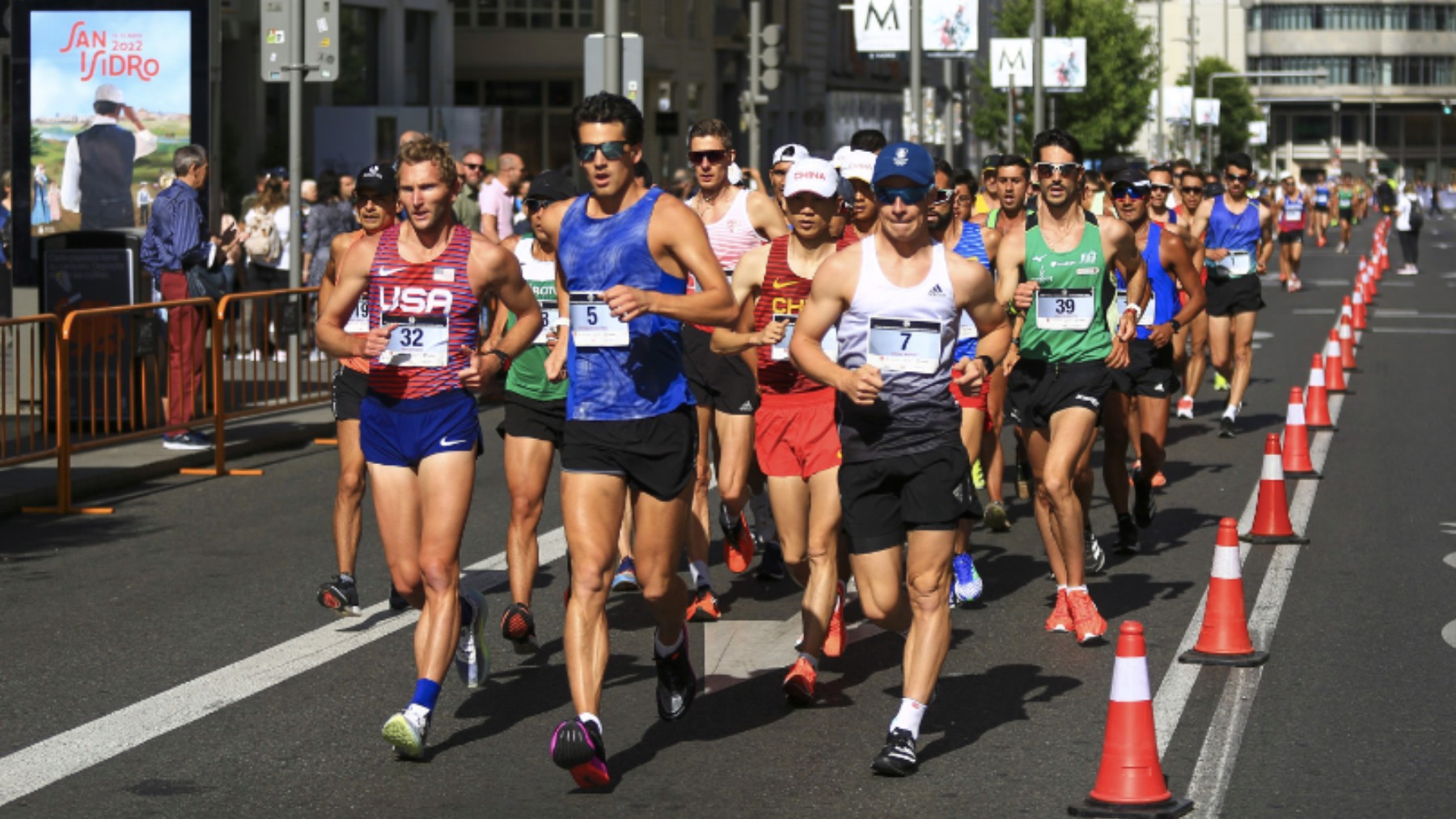 Atletas corren por Madrid en la primera carrera de Marcha.