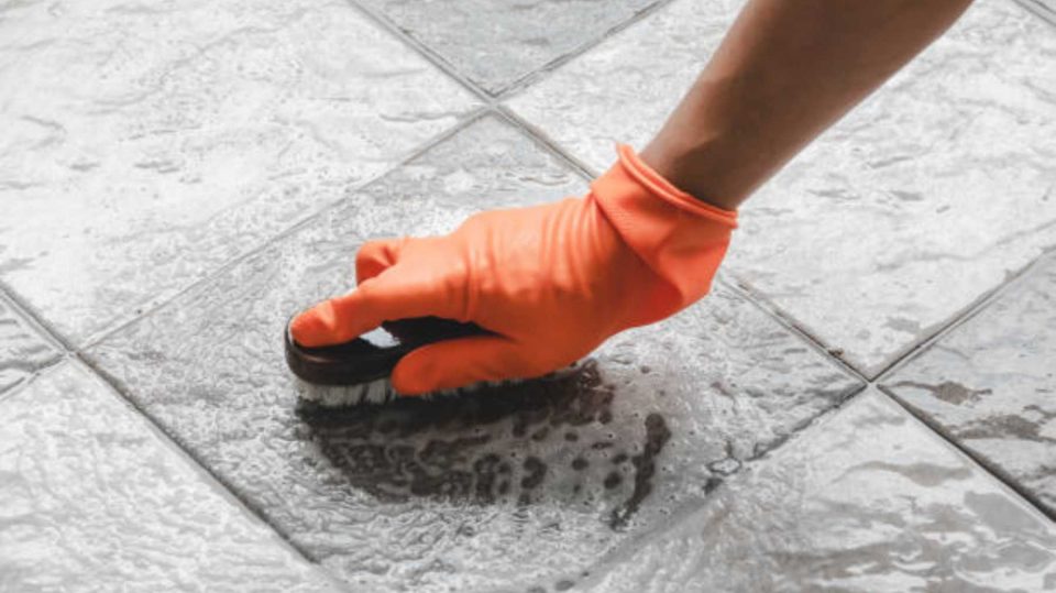 Sorprendente truco viral para limpiar el suelo de baldosas y dejarlo  impecable con dos ingredientes