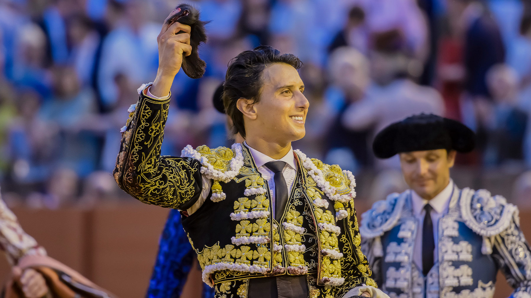Andrés Roca Rey exhibe la oreja de su segundo toro, este viernes en Sevilla (Foto: EFE).