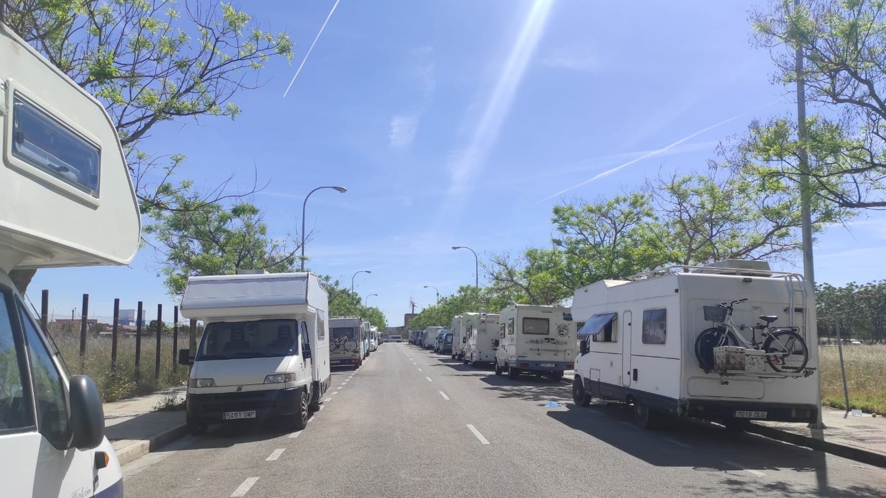 Autocaravanas estacionadas en una calle de Son Malferit, en Palma.