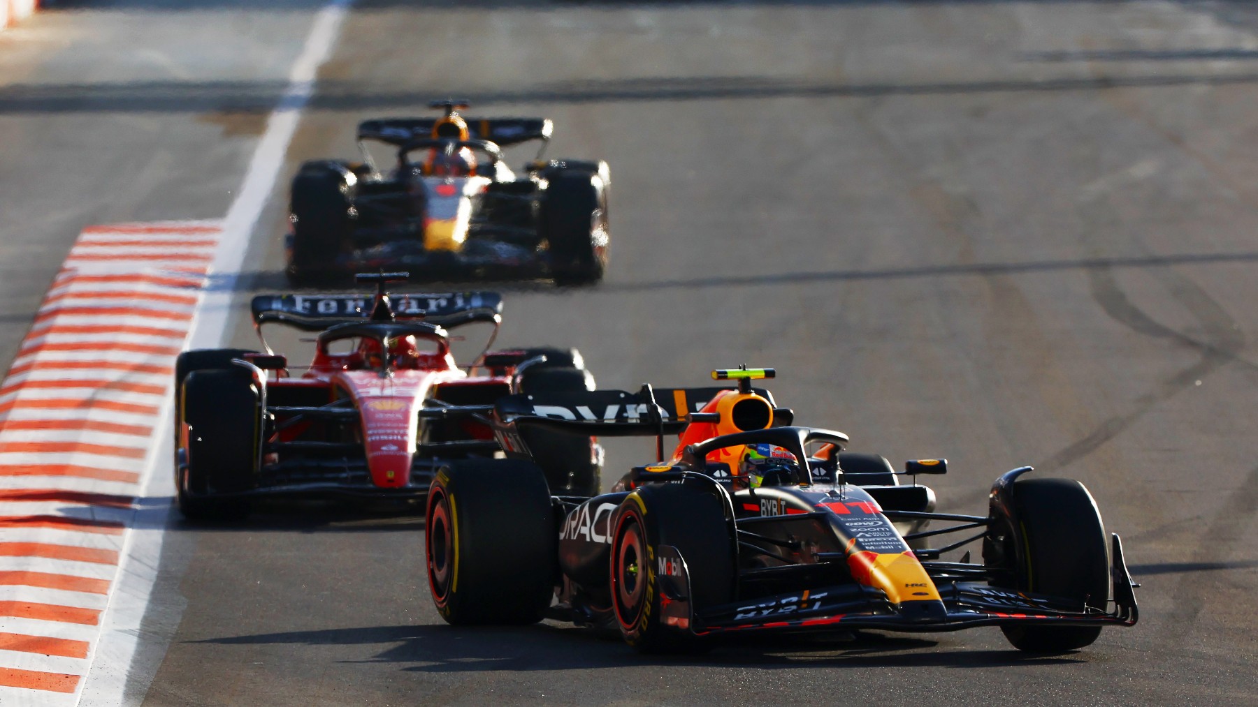 Pérez, por delante de Leclerc y Verstappen, en Bakú. (Getty)