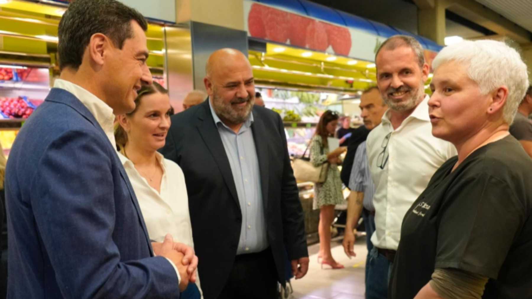 El presidente de la Junta de Andalucía, Juanma Moreno, con Prohens y Martínez, en el Mercado del Olivar de Palma.
