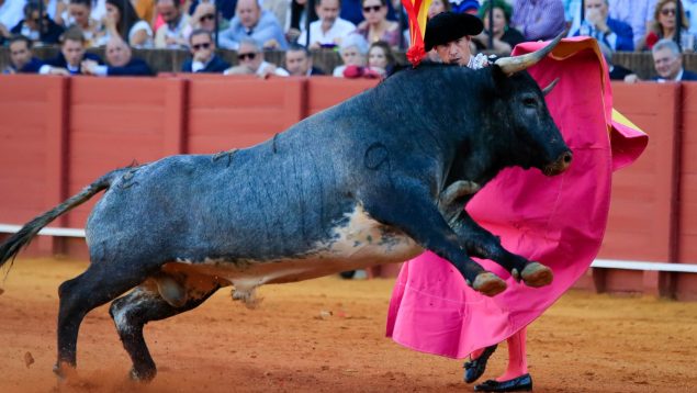 Daniel Luque corta la única oreja en la Maestranza mientras El Juli y Pablo Aguado se van sin trofeos