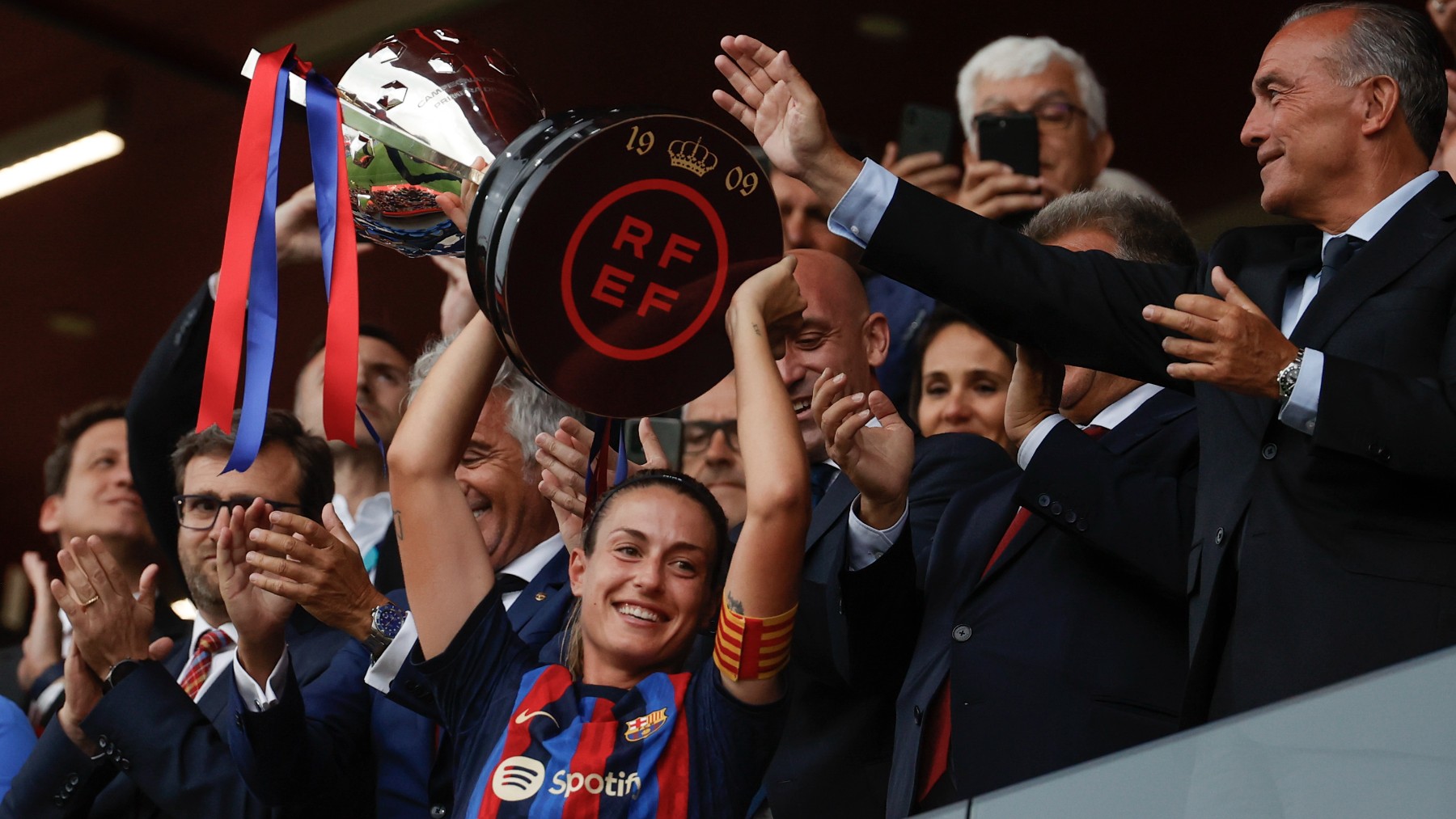 Alexia Putellas levanta el título de Liga del Barça. (EFE)