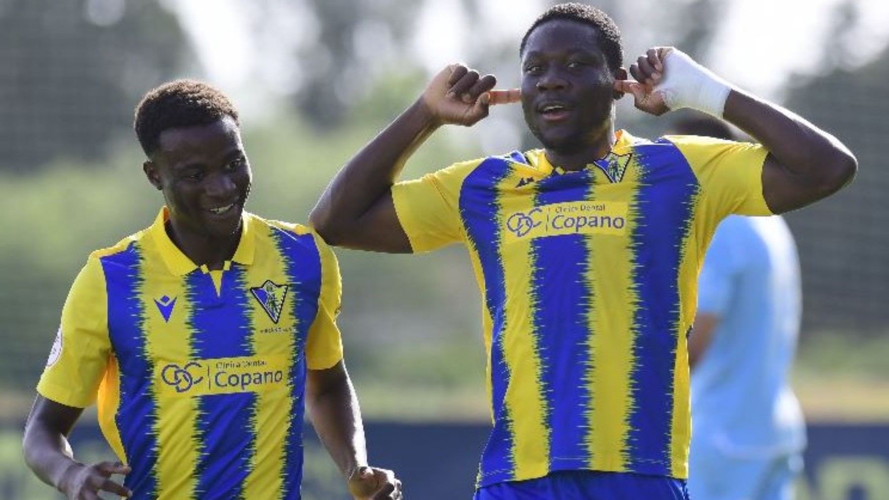 Mwepu celebra su gol frente al Sanluqueño (Cádiz Mirandilla)