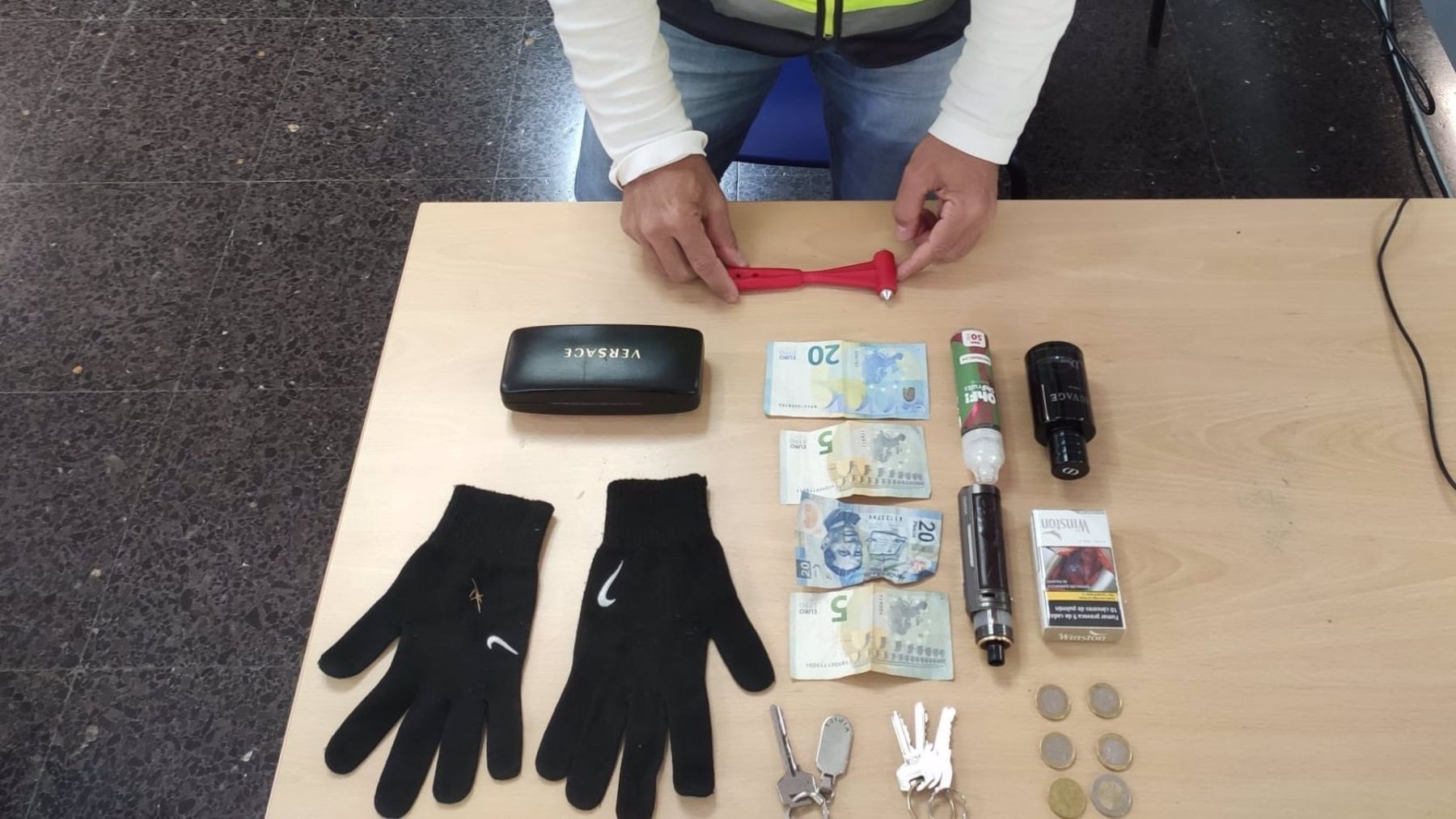 Algunos de los objetos intervenidos a los dos menores detenidos.