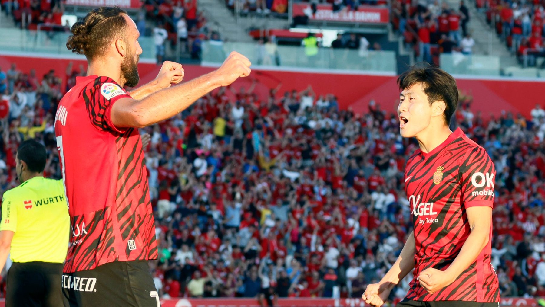 Kang celebra su gol con Muriqi