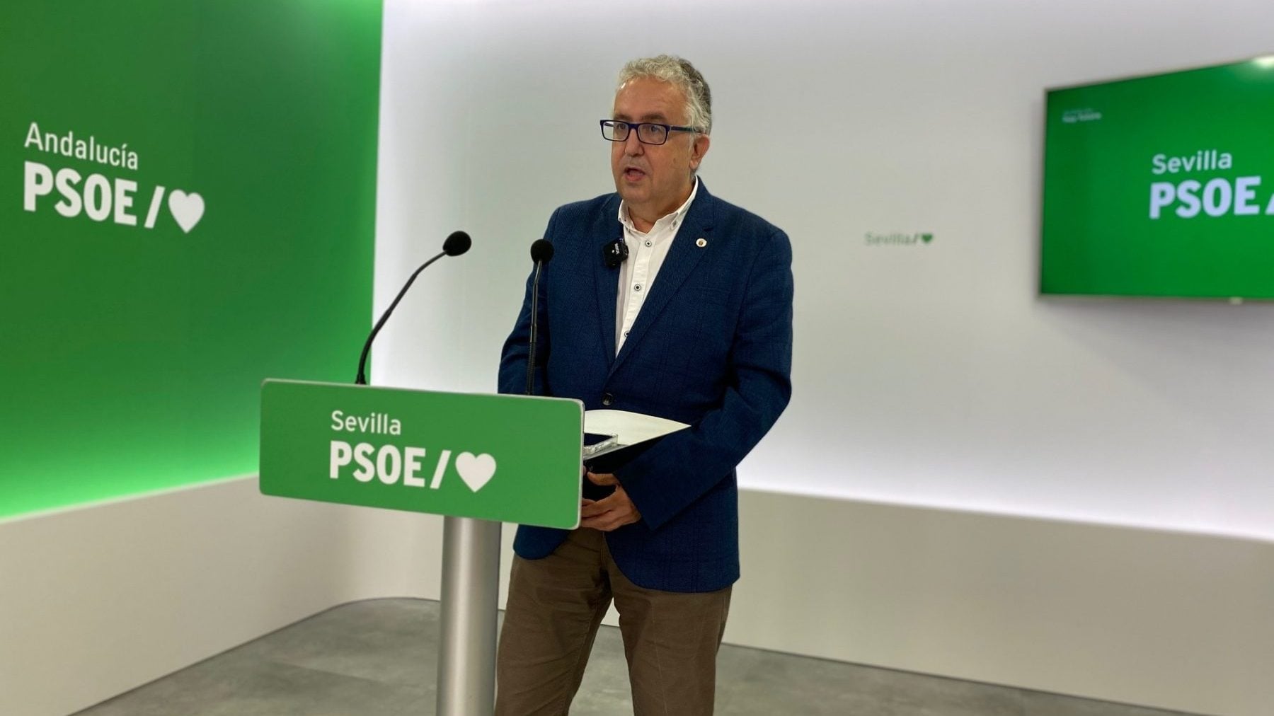 El alcalde de Bormujos y miembro de la Ejecutiva provincial del PSOE, Francisco Molina, en rueda de prensa.