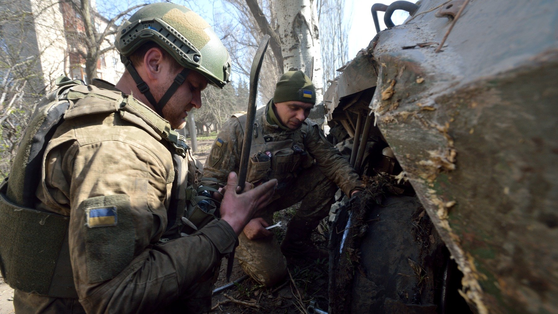 Soldados ucranianos reparan un vehículo blindado en Chasiv Yar cerca de Bajmut en el este (Foto: Europa Press -Peter Druk).