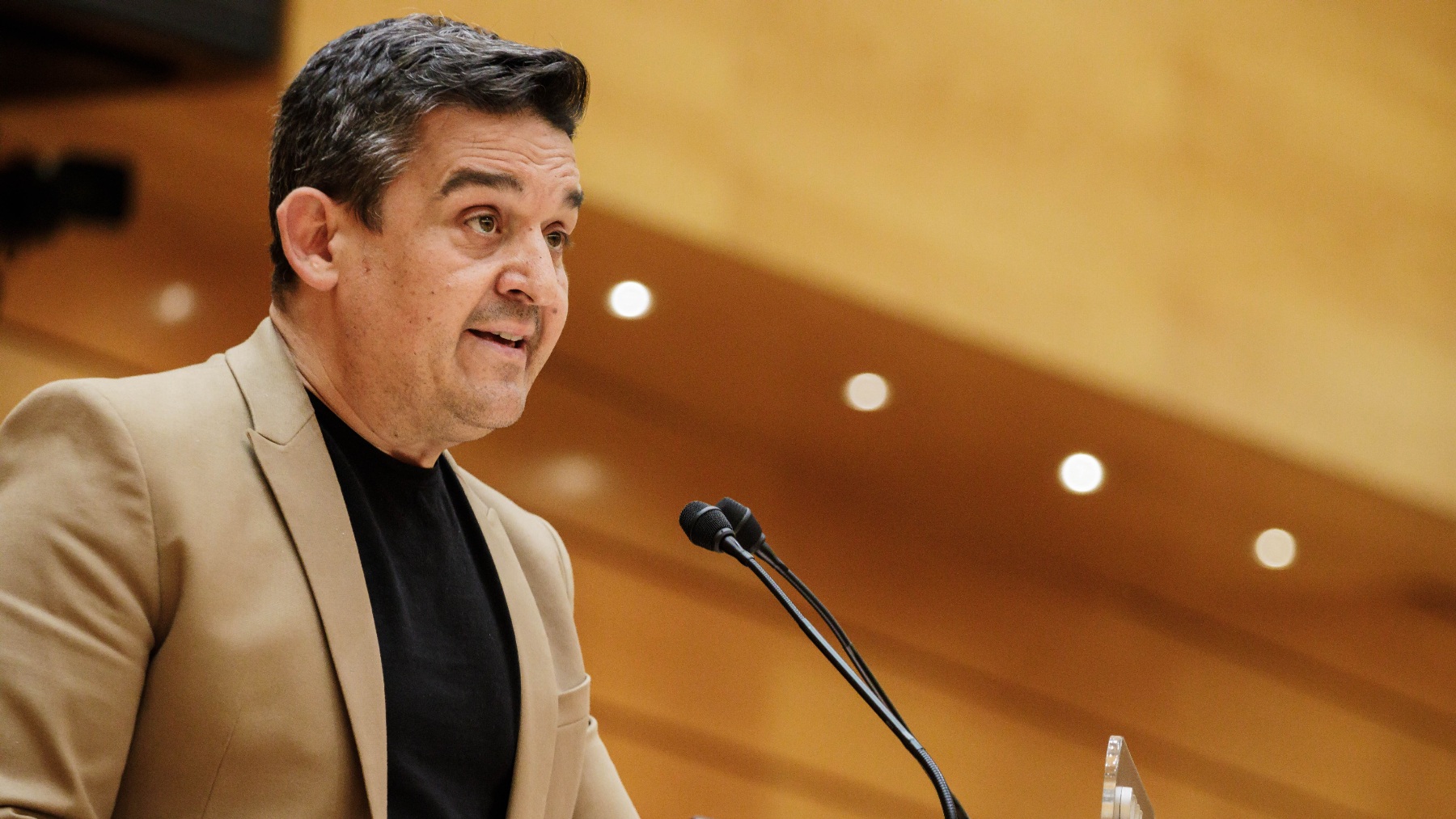 l senador de Compromís, Carles Mulet, interviene durante una sesión plenaria, en el Senado (Foto: Europa Press – Carlos Luján).