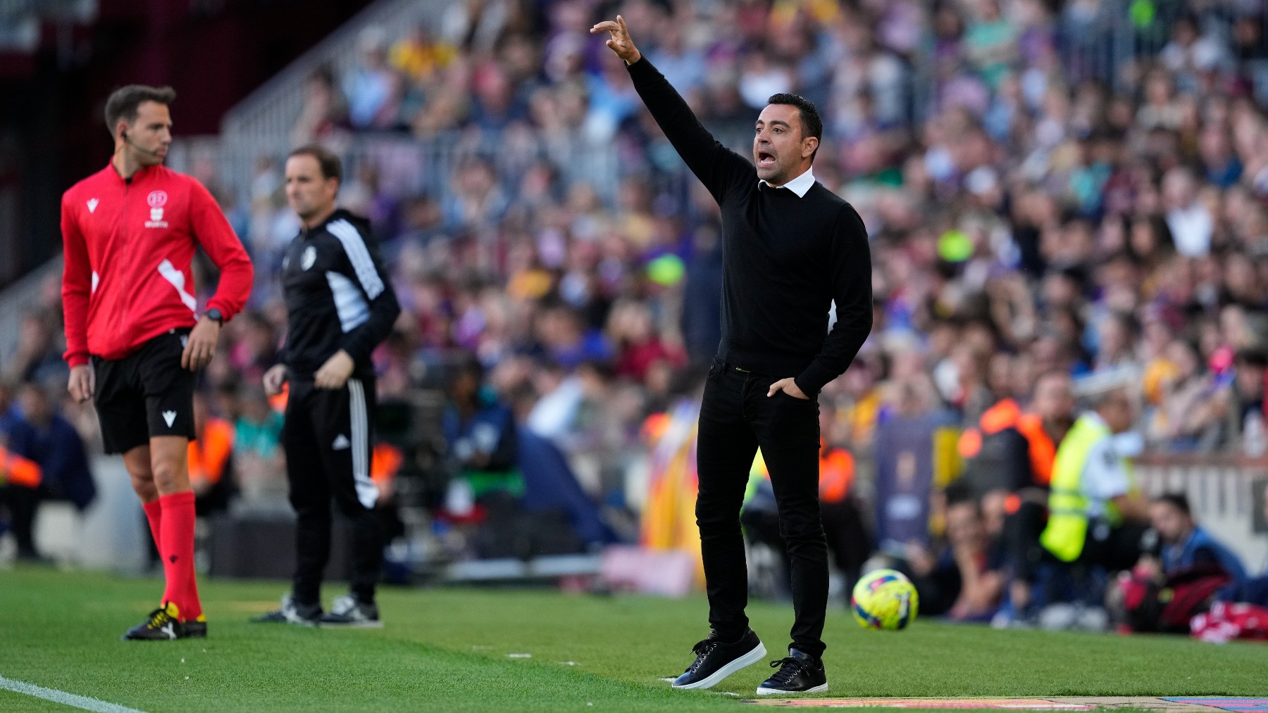 Xavi, durante el partido. (EFE)