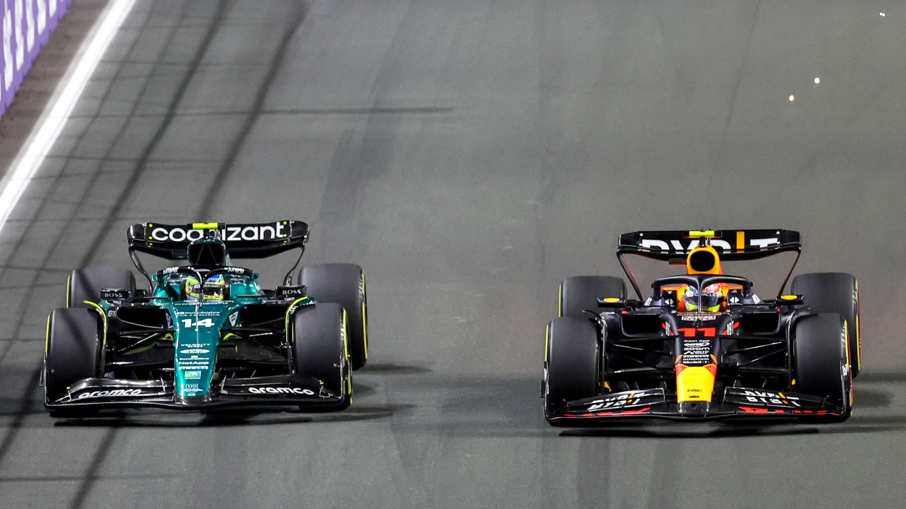 Fernando Alonso y Sergio Pérez peleando sobre el asfalto. (AFP)