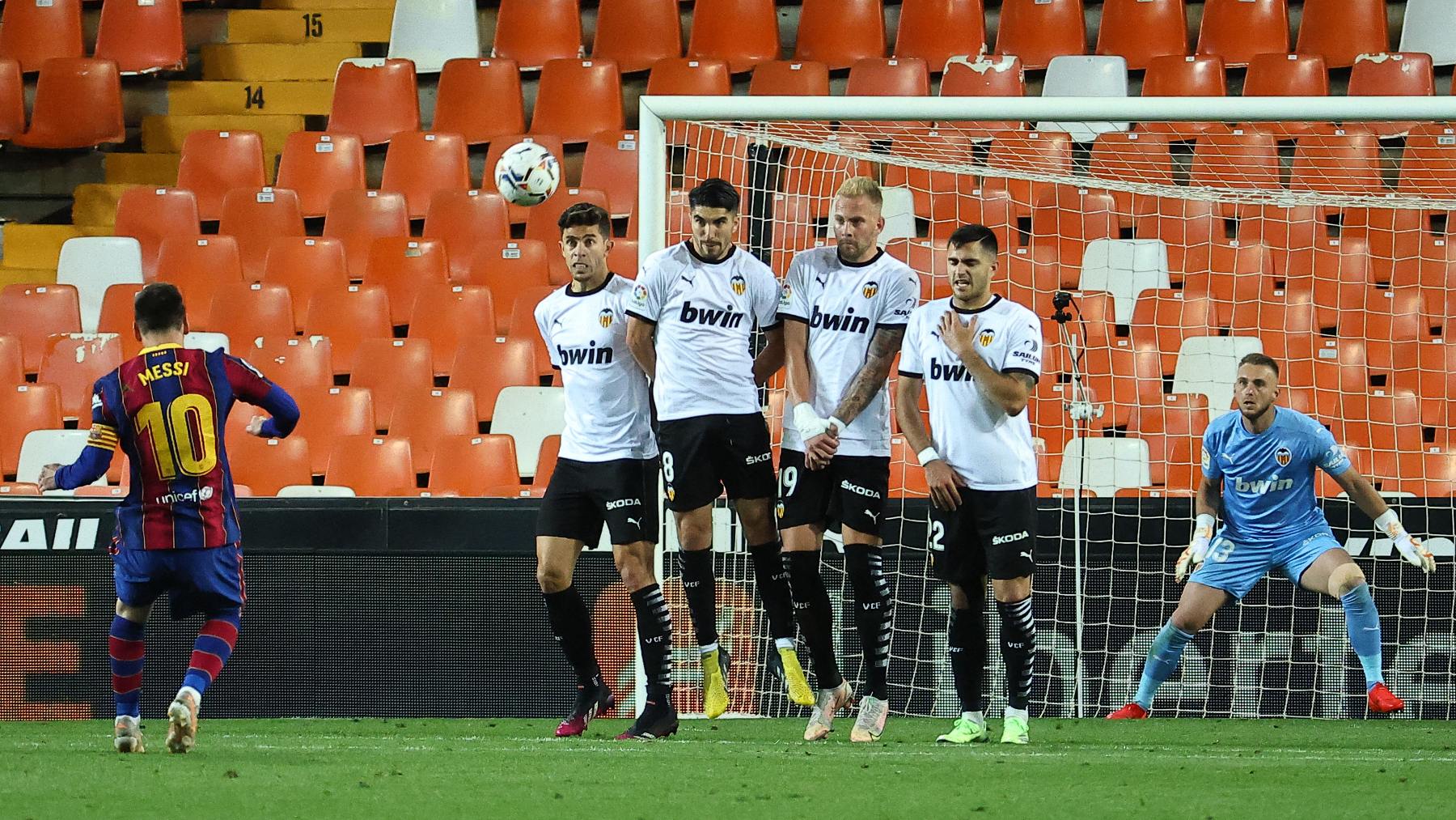 Messi marcando de falta en Mestalla. (AFP)