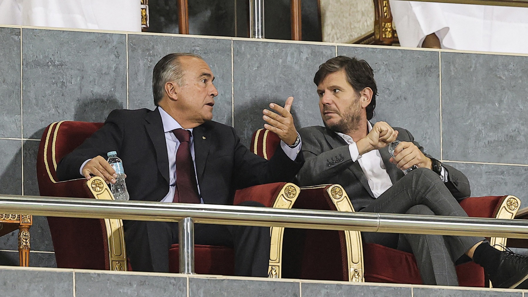 Mateu Alemany conversa con Rafa Yuste. (AFP)
