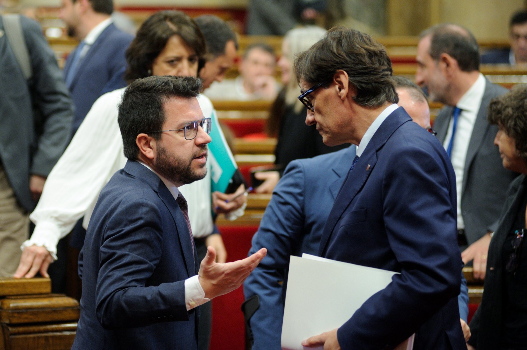 Aragonés e Illa en el Parlament. (Foto: EP)
