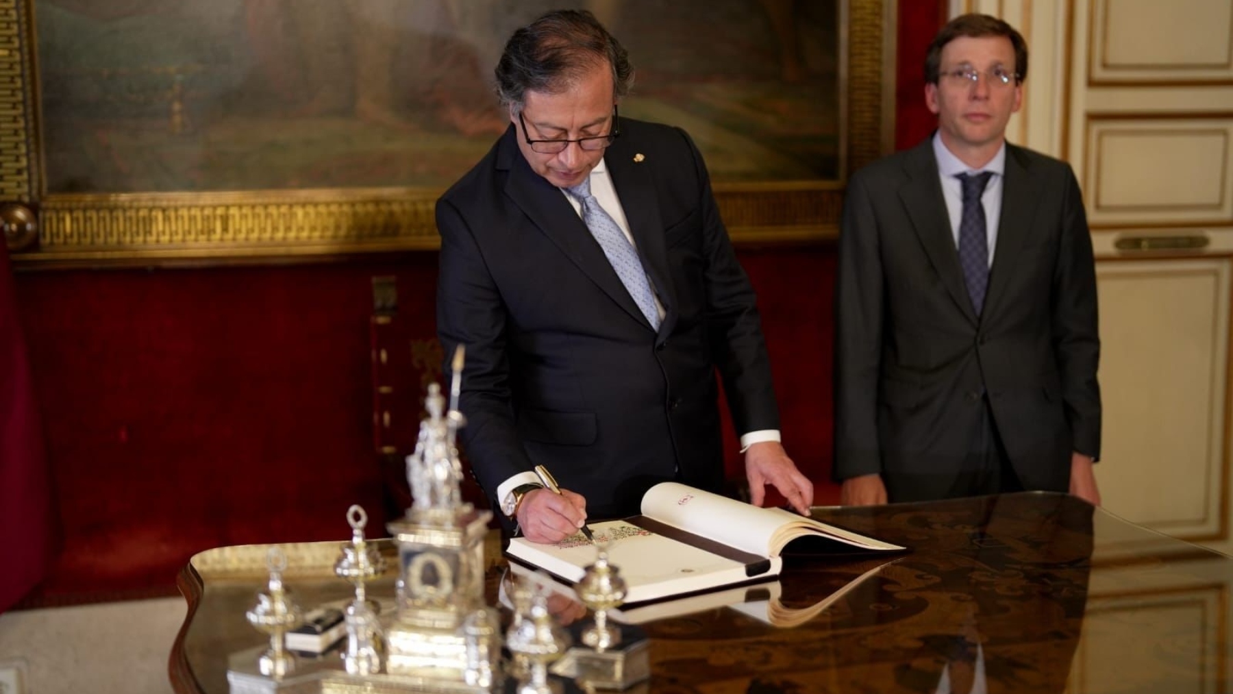 El presidente de Colombia, Gustavo Petro, firma en el libro de honor del Ayuntamiento de Madrid (Foto: Europa Press).