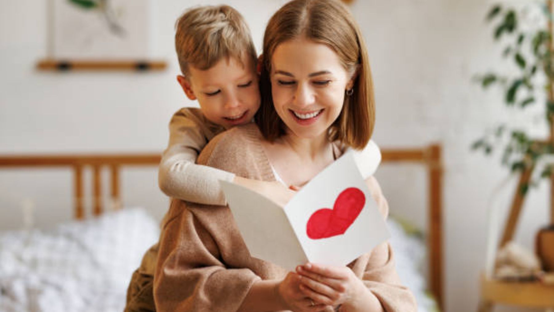 Niño entrega tarjeta a su madre.